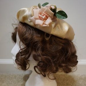 VTG 1950s Cream Hat with Rose